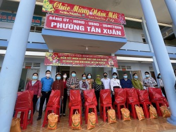 Sở Ngoại vụ, Liên hiệp các tổ chức hữu nghị tỉnh Bình Phước tặng quà cho công nhân nghèo đón Tết