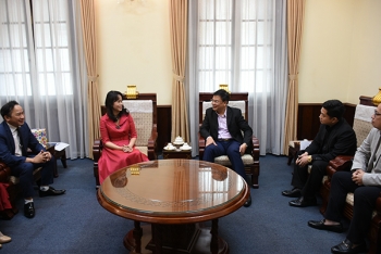 cau lac bo hoang sa truong sa tai ba lan lan toa tinh yeu bien dao trong cong dong kieu bao