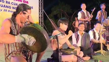 doc dao nghe thuat trinh dien chieng ba cua nguoi hre o quang ngai
