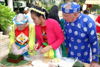 du khach quoc te hao hung lam banh chung ngay tet co truyen viet nam