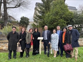 noi uom mam cho hoa binh viet nam tai phap