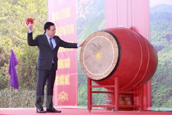 chu tich quoc hoi phat dong thi dua va tet trong cay tai tuyen quang