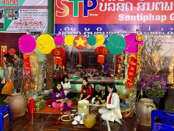 cong dong nguoi viet tai lao va con minh trung quoc goi banh chung vui tet tan suu 2021