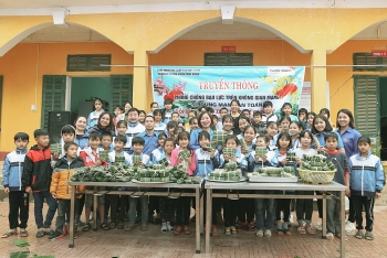 world vision viet nam tang banh chung bao li xi va qua cho nguoi dan hoa binh
