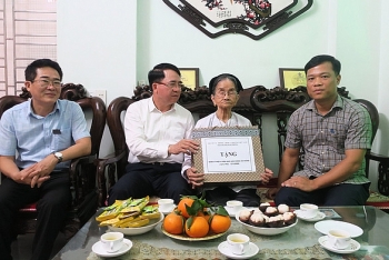 tphai phong tham tang qua va tro giup cho 53538 nguoi ngheo