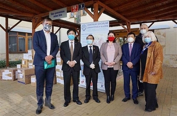 chinh phu sec danh gia cao su dong gop va doan ket cua cong dong nguoi viet tai sec