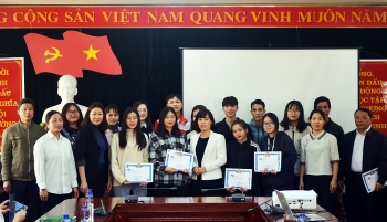 to chuc loan stiftung chlb duc tang 10 suat hoc bong cho sinh vien tinh ha giang