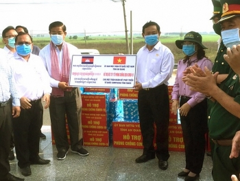 an giang ho tro 10000 khau trang y te 20 chai sat khuan cho ba con goc viet o campuchia