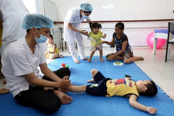 tre em khuyet tat se duoc ho tro phau thuat chinh hinh tu 13