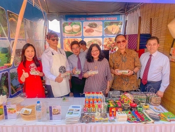 quang ba am thuc va do luu niem viet nam tai lao