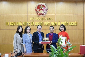 trao qua tang cua thu tuong chinh phu cho hoi nguoi viet nam tai sec va kieu bao tieu bieu