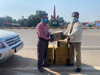 hoi khmer viet nam tai campuchia ban giao khau trang y te nuoc sat khuan cho ba con goc viet tai tinh kandal