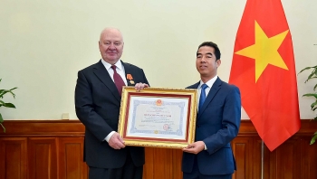 dai su lien bang nga tai viet nam nhan huan chuong huu nghi vi dong gop tich cuc va hieu qua cho quan he hai nuoc