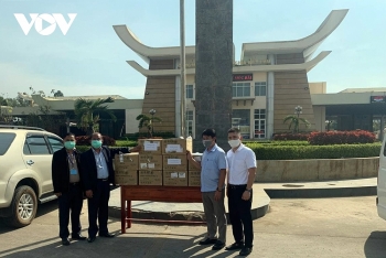 tang 80000 khau trang cho dang nhan dan campuchia va ba con goc viet