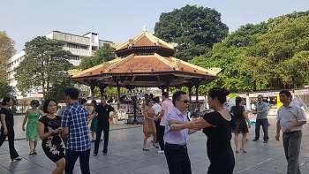 lan dau tien to chuc cuoc thi buoc nhay nguoi khiem thi