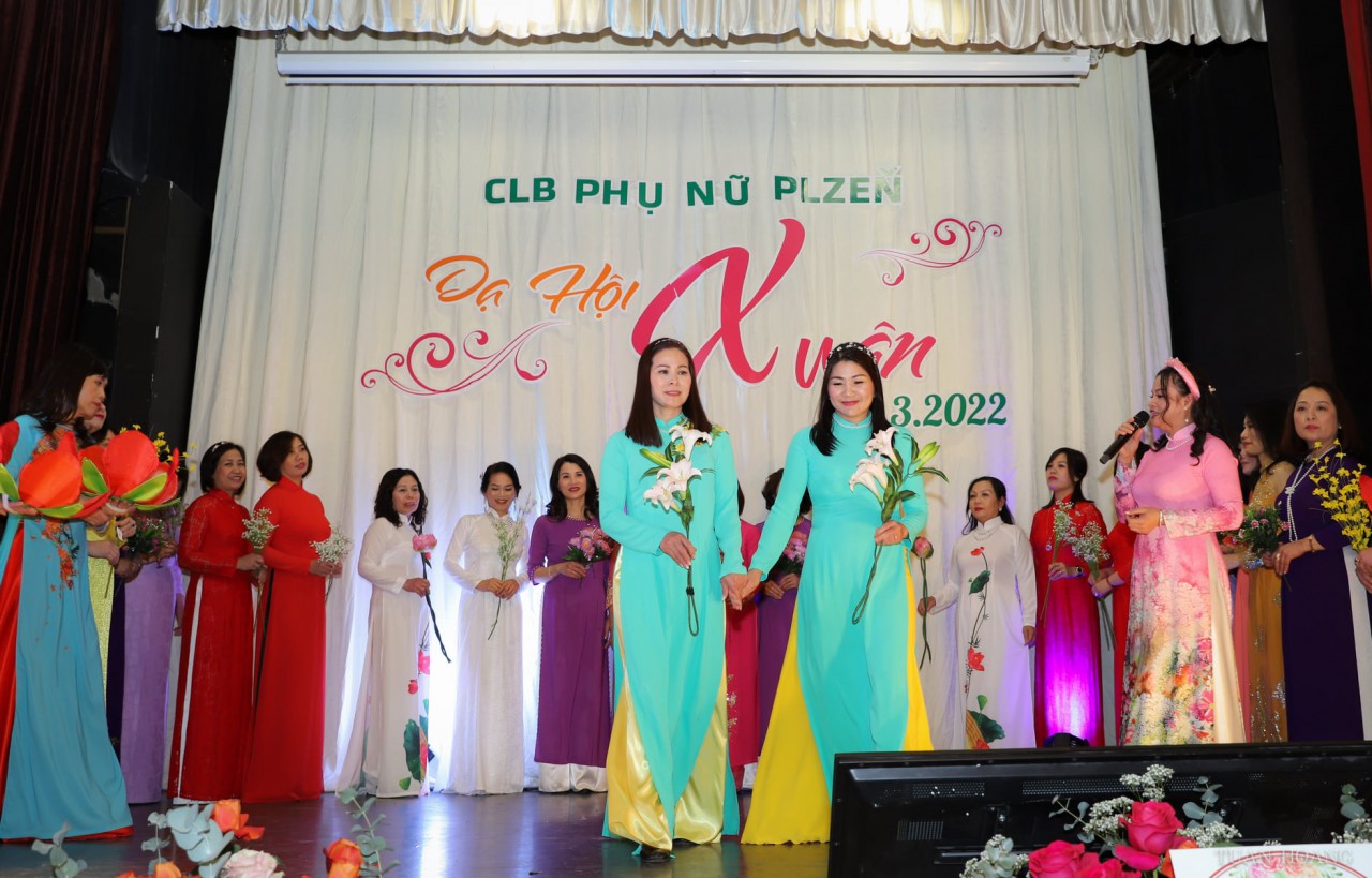 Phụ nữ Việt tại Plzeň (Séc) gặp mặt, trình diễn áo nhân dịp kỉ niệm ngày 8/3