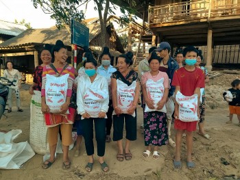world vision viet nam ho tro 6 tan gao cho 600 ho gia dinh tai dien bien
