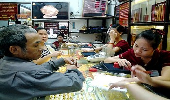 gia vang ngay 203 vang trong nuoc giam manh cung voi gia vang tren thi truong the gioi