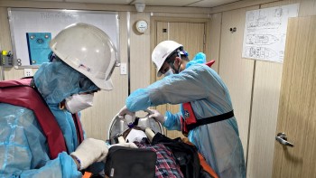 lien tiep ung cuu thanh cong thuyen vien nuoc ngoai bi nan tren bien