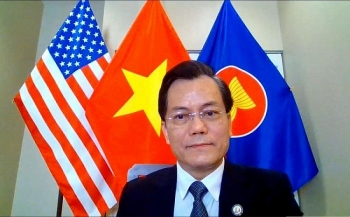 no luc bao dam an toan va quyen tiep can cac dich vu y te giao duc cho nguoi viet tai hoa ky