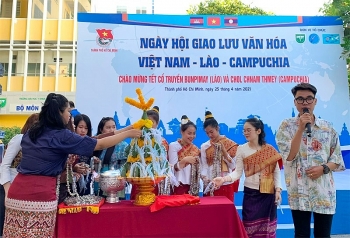 sinh vien ba nuoc tham gia ngay hoi giao luu van hoa viet nam lao campuchia
