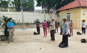 ho tro cong dong nguoi viet gap kho khan tai tp preah sihanouk campuchia