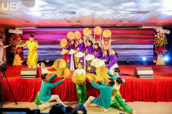 hoi thi van nghe viet trung tao cau noi giao luu gan ket sinh vien nganh ngon ngu trung quoc