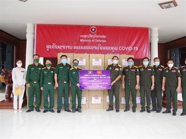 Binh đoàn 11, Quân khu 4 trao vật tư y tế hỗ trợ Lào phòng dịch COVID-19
