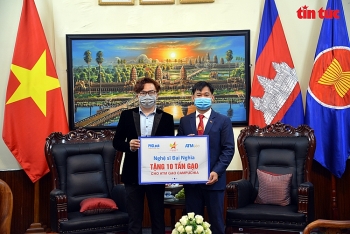Nghệ sĩ Đại Nghĩa, Hội Doanh nhân trẻ Việt Nam tặng 15 tấn gạo hỗ trợ người dân Campuchia