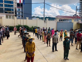 phat qua cuu tro 434 ho gia dinh nguoi viet co hoan canh kho khan o tp preah sihanouk campuchia