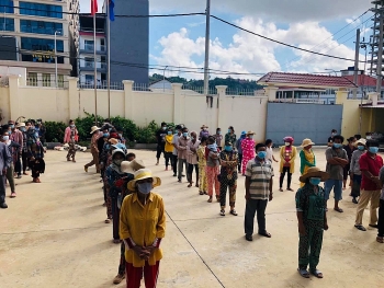 Phát quà cứu trợ 434 hộ gia đình người Việt có hoàn cảnh khó khăn ở TP Preah Sihanouk (Campuchia)