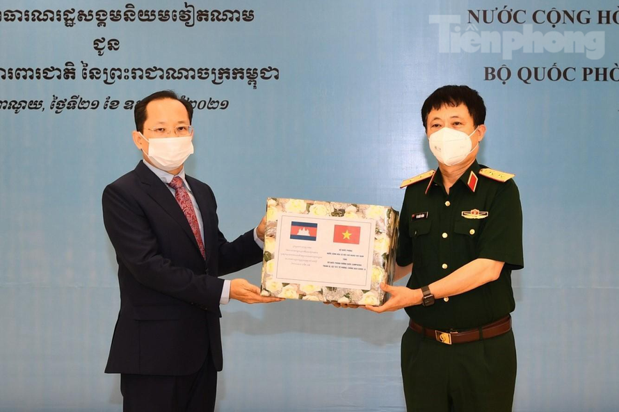 bo quoc phong trao tang vat tu y te chong dich covid 19 cho lao va campuchia