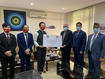Việt Nam trao tặng 30.000 USD cho Chính phủ và nhân dân Nepal phòng chống dịch COVID-19