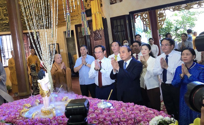Chủ tịch nước Nguyễn Xuân Phúc chúc mừng chức sắc Giáo hội Phật giáo Việt Nam tại TP.HCM