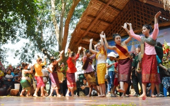 nguoi viet goc lao tren vung dat buon don