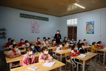 5000 hoc sinh va nguoi cham soc tre duoc giup do tu save the children