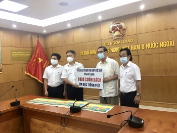 ALOV tặng 1.000 cuốn sách "Em học Tiếng Việt" cho Ủy ban Nhà nước về người Việt Nam ở nước ngoài