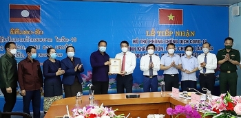 Tỉnh Khăm Muộn (Lào) trao 20.000 USD và 5 tấn gạo hỗ trợ tỉnh Hà Tĩnh chống dịch Covid-19