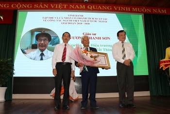 trao tang huy hieu thanh pho ho chi minh cho 7 kieu bao