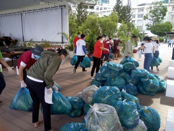 doanh nghiep kieu bao ho tro 25 tan rau cu qua va 1200 san pham nuoc mam cho nguoi dan tphcm