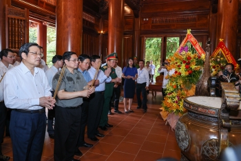 thu tuong dang huong tuong niem chu tich ho chi minh tri an anh hung liet si tai cac dia chi do o nghe an