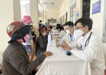 kham benh phat thuoc tang qua cho nguoi dan hoc sinh vung bien gioi binh phuoc