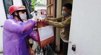 tap chi thoi dai tang qua cho benh nhan chay than bac si benh vien k trong dai dich covid 19