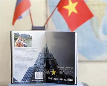 chuyen gia quoc te nga ra mat sach 200 trang ve mot viet nam doi moi va hien dai