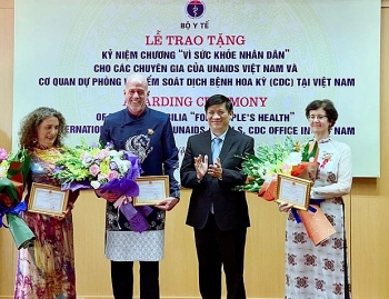 tang ky niem chuong vi suc khoe nhan dan cho cac chuyen gia unaids va cdc hoa ky tai viet nam