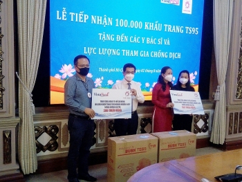 2 doanh nghiep kieu bao tang 100000 khau trang ts95 cho y bac si luc luong chong dich tphcm