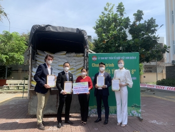 kieu bao my uc nhat ung ho 12 tan gao cho nguoi dan tphcm chong dich covid 19