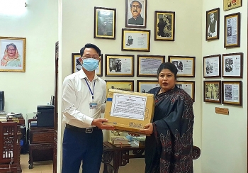 Đại sứ quán Bangladesh tại Việt Nam tặng quà cho người dân gặp khó khăn do Covid-19 tại Hà Nội
