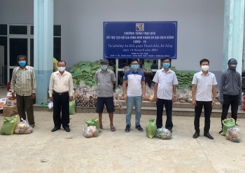 vnhelp trao qua tien cho ho gia dinh kho khan trong dich covid 19 tai da nang tphcm