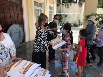 Phát quà cứu trợ cho 67 hộ gia đình gốc Việt có hoàn cảnh khó khăn nhân ngày Vu Lan